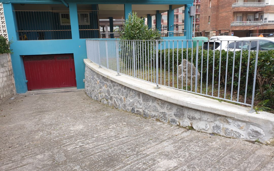 Muro de piedra de mampostería para entrada de garaje